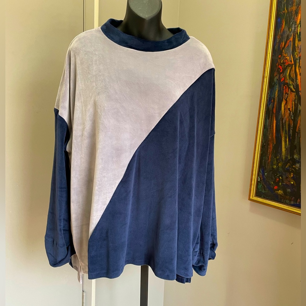 NWT Velour sweatshirt in navy/gray by Umgee. Size L